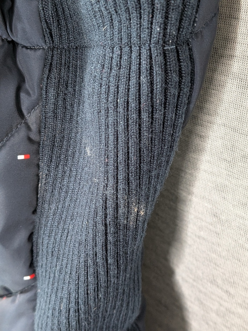 Tommy Hilfiger Quilted Chevron Puffer Vest- with flaw - Picture 5 of 12